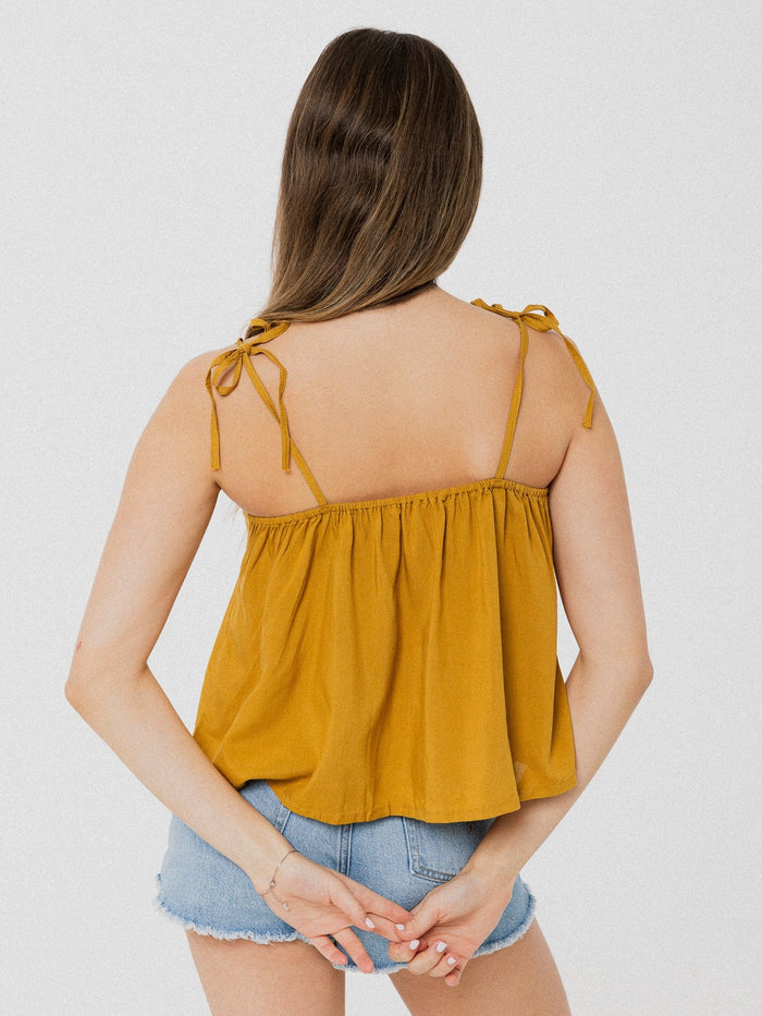 Camisole ample et confortable avec fines bretelles dorée. Designer québécois.