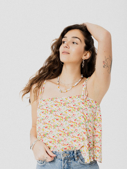 Camisole ample et confortable à motif fleurie blanc, jaune et vert avec fines bretelles. Designer québécois.