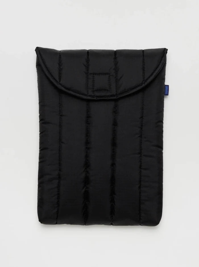 BAGGU Housse d'Ordinateur 13"/14" - Noir, qui mesure 13" × 10 ¼" × ¾". Vendu à Montréal.