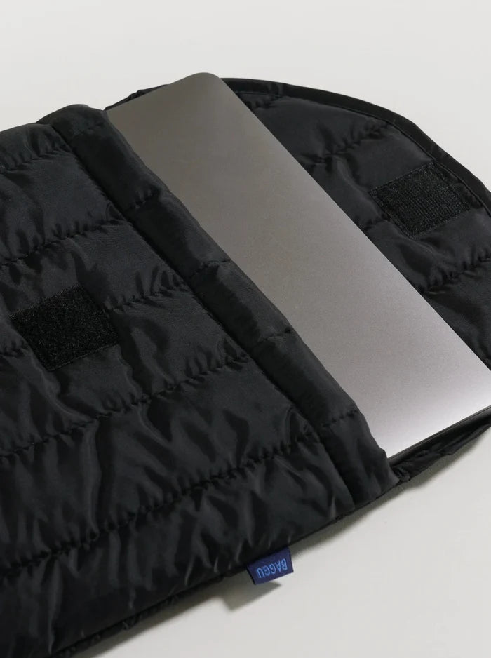BAGGU Housse d'Ordinateur 16" - Noir, qui mesure 15" × 10 ½" × ¾". Vendu à Montréal.