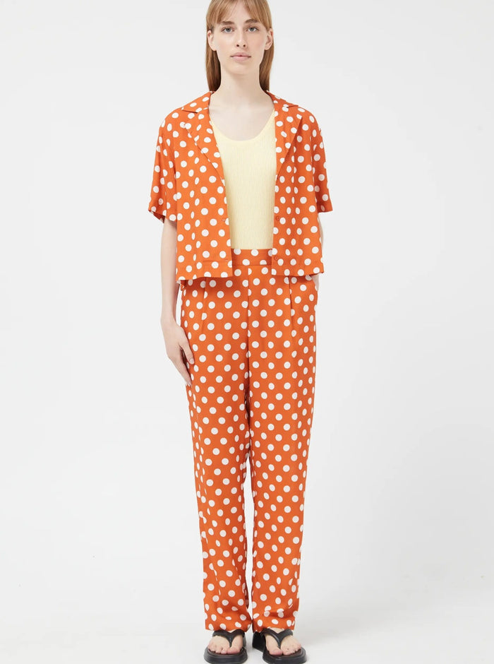 Pantalon orange à pois blanc Compania Fantastica vendu à Montréal.