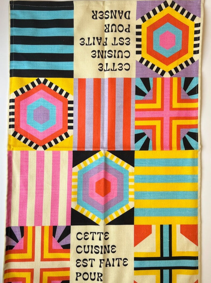 Linge à vaisselle coloré inscrit: cette cuisine est faite pour danser. Parfait idée cadeau pour femme. Fait au Québec.