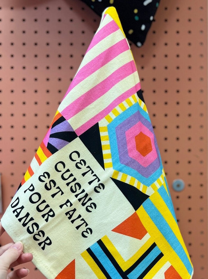 Linge à vaisselle coloré inscrit: cette cuisine est faite pour danser. Parfait idée cadeau pour femme. Fait au Québec.